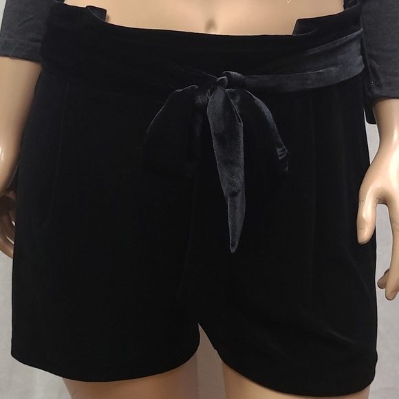 SUPER HIGH WAISTED VELVET SASH WAIST SHORTS IN BLACK - Picture 5 of 8